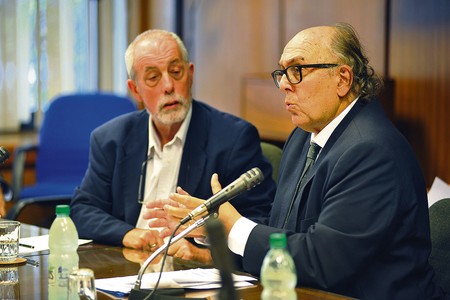 Marcos Carámbula (der.) y Miguel Fernández Galeano, ayer, en la Comisión de Salud Pública. · Foto: Federico Gutiérrez Marcos Carámbula (der.) y Miguel Fernández Galeano, ayer, en la Comisión de Salud Pública. · Foto: Federico Gutiérrez