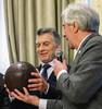 Mauricio Macri y Tabaré Vázquez durante la inauguración de la nueva embajada uruguaya en Buenos Aires.