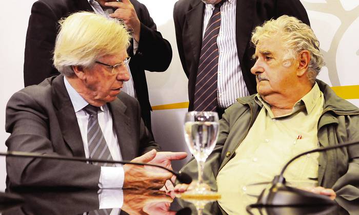 Danilo Astori y José Mujica (archivo, abril de 2014). · Foto: Javier Calvelo