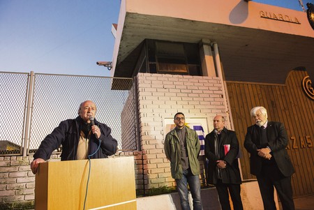 Gerardo Núñez, Javier Tassino, Nicolás Pons y Eduardo Bonomi, en el desubrimiento de una placa de la memoria para recordar a Álvaro Balbi, ayer, en la ex Guardia de Granaderos. · Foto: Andrés Cuenca Gerardo Núñez, Javier Tassino, Nicolás Pons y Eduardo Bonomi, en el desubrimiento de una placa de la memoria para recordar a Álvaro Balbi, ayer, en la ex Guardia de Granaderos. · Foto: Andrés Cuenca