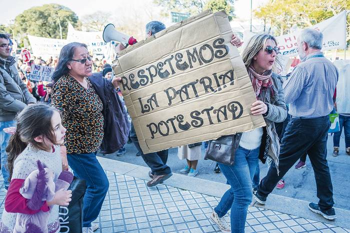 Movilización contra la ley trans, ayer, en el Palacio Legislativo. · Foto: Pablo Vignali