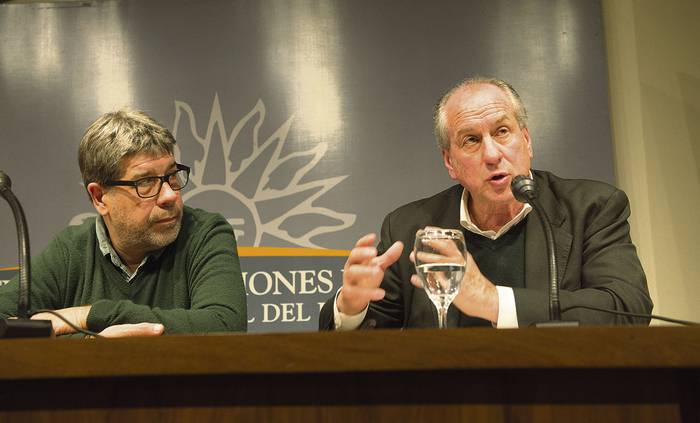 Fernando Gambera y Ernesto Murro, ayer, en el Ministerio de Relaciones Exteriores. · Foto: Andrés Cuenca