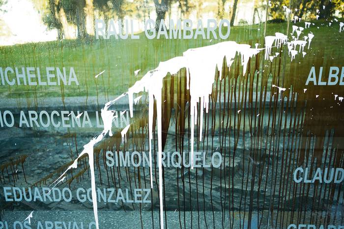 Memorial de los Desaparecidos vandalizado, ayer, en el Cerro. · Foto: Pablo Vignali