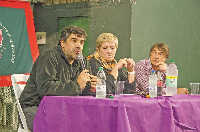 Oscar Andrade, Lilian Abracinskas y Nicolás Jodal, ayer, en AUTE. · Foto: Alessandro Maradei