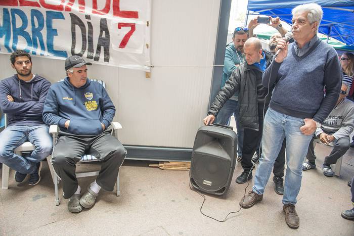 Ernesto Di Giovanni y Marcelo Sosa, trabajadores de Montevideo Gas en huelga de hambre, y Luis Puig, ayer, en la carpa del sindicato frente a la sede de la empresa.  · Foto: Santiago Mazzarovich