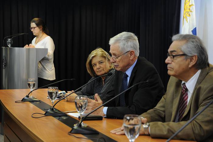 Eneida de León, Jorge Basso y Enzo Benech, en la presentación del plan contra la resistencia antimicrobiana.
 · Foto: Vicente Manuel Tort