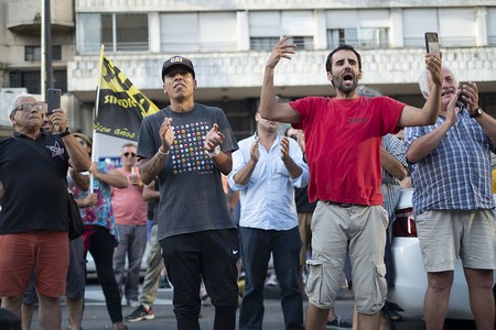Movilización del Sindicato Único de Automóviles con Taxímetro y Telefonistas, ayer, frente a la Intendencia de Montevideo. · Foto: Pablo Vignali Movilización del Sindicato Único de Automóviles con Taxímetro y Telefonistas, ayer, frente a la Intendencia de Montevideo. · Foto: Pablo Vignali