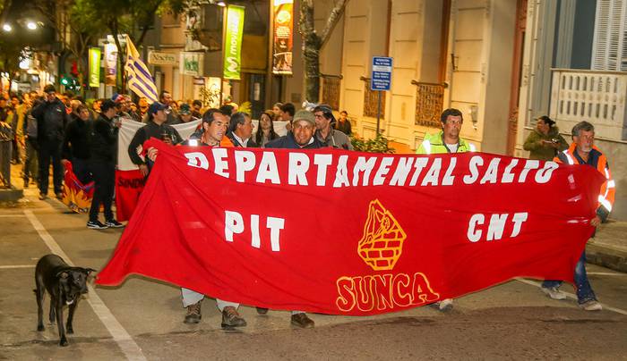 Marcha del PIT CNT en apoyo a Hugo Leites, en Salto (archivo, setiembre de 2017).
 · Foto: Marcelo Cattani