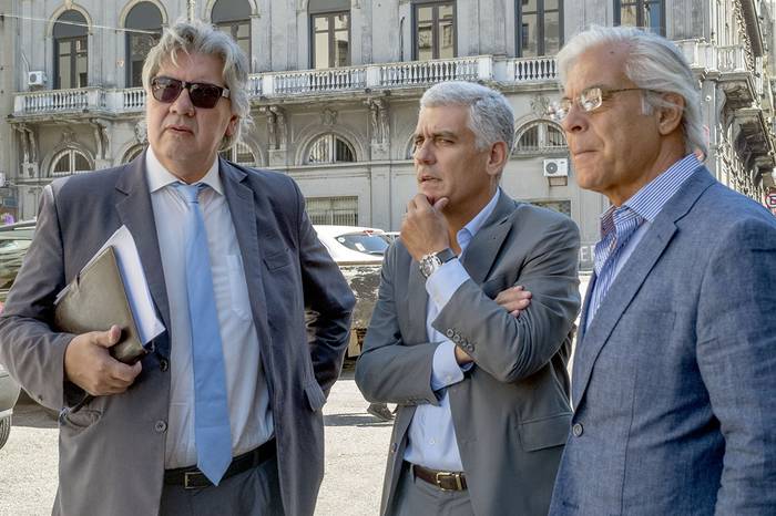Enrique Moller, Rodrigo Goñi, y Gonzalo Mujica, ayer, frente al juzgado de Bartolomé Mitre. · Foto: Pablo Vignali