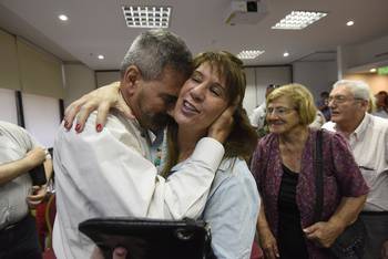 Aníbal Gloodtdofsky, junto a Malena Paz, en el lanzamiento de su candidatura para las elecciones internas del Partido Colorado. Aníbal Gloodtdofsky, junto a Malena Paz, en el lanzamiento de su candidatura para las elecciones internas del Partido Colorado.