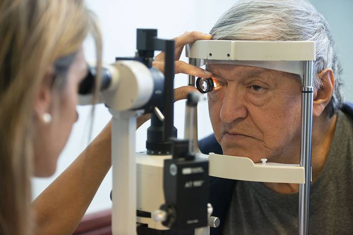 Juan Manuel Larrosa, paciente en tratamiento por glaucoma, en consulta con la doctora Andrea Fernández, ayer, en el Hospital de Ojos José Martí. · Foto: Santiago Mazzarovich