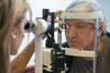 Juan Manuel Larrosa, paciente en tratamiento por glaucoma, en consulta con la doctora Andrea Fernández, ayer, en el Hospital de Ojos José Martí. · Foto: Santiago Mazzarovich Juan Manuel Larrosa, paciente en tratamiento por glaucoma, en consulta con la doctora Andrea Fernández, ayer, en el Hospital de Ojos José Martí. · Foto: Santiago Mazzarovich