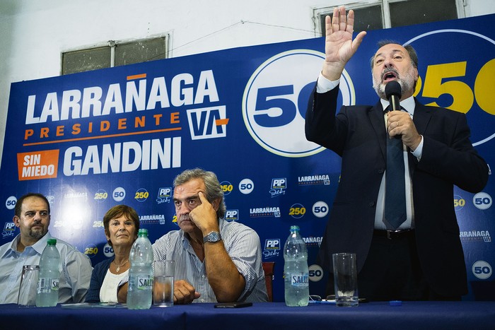 Ismael Manzur, Silvia Ferreira, Jorge Larrañaga, y Jorge Gandini, ayer, en el acto realizado en la sede de la lista departamental 50, perteneciente a la lista 250.  · Foto: Pablo Vignali