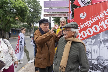 Julio María Sanguinetti y Mariano Arana, durante un encuentro casual, ayer, en la puerta de la Rural del Prado. · Foto: Mariana Greif Julio María Sanguinetti y Mariano Arana, durante un encuentro casual, ayer, en la puerta de la Rural del Prado. · Foto: Mariana Greif