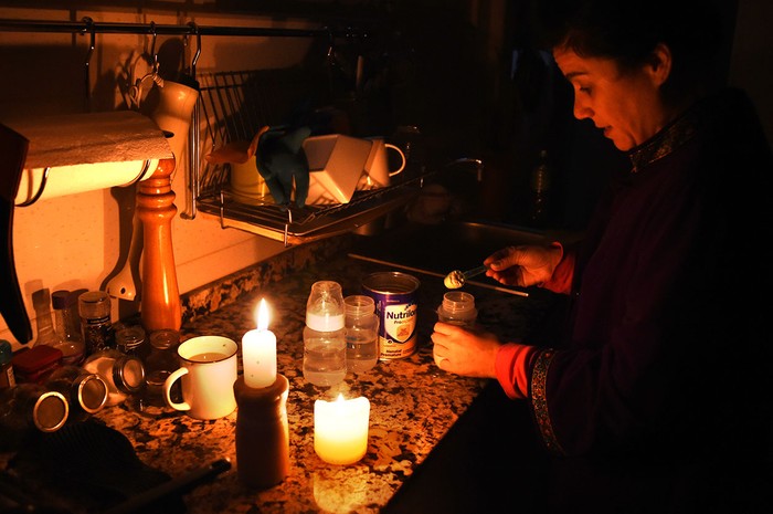 Casa en Montevideo, ayer, durante el corte de energía. · Foto: Miguel Rojo, AFP