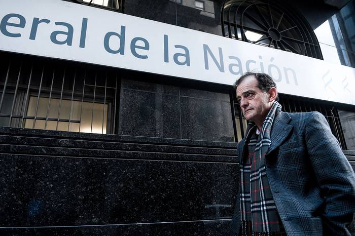 Guido Manini Ríos, llega a la sede de la Fiscalia General de la Nación en la Ciudad Vieja (archivo, junio 2019). · Foto: Javier Calvelo, adhocFOTOS