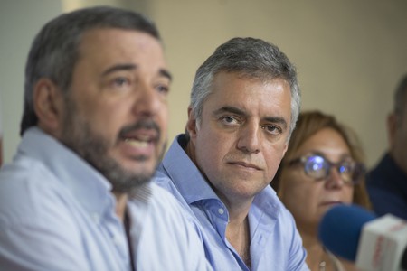 Mario Bergara y Álvaro Villar, ayer, en la Huella de Seregni. · Foto: Alessandro Maradei Mario Bergara y Álvaro Villar, ayer, en la Huella de Seregni. · Foto: Alessandro Maradei