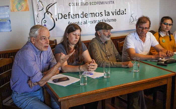 Víctor Bachetta, Elizabeth Díaz, Daniel Panario, Nelson Altieri y Ariana Palombo, durante la conferencia sobre los impactos de la forestación en Uruguay. · Foto: Mariana Greif