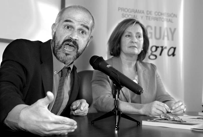 Christian Mirza y María Elena Laurnaga, ayer, durante la presentación.  · Foto: Agustín Fernández