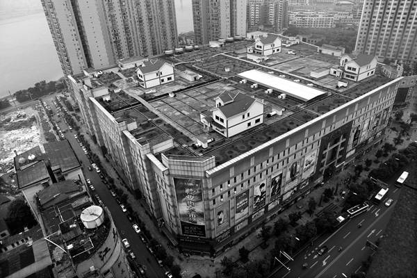 Villas construidas en el techo de un centro comercial de Zhouzhou, en la provincia china de Hunan. Según varias informaciones, el espacio es muy solicitado en una ciudad con tanta densidad de población, con un total cercano a los cuatro millones de habitantes, lo que ha conducido a varios residentes a construir casas en lo alto del centro comercial de ocho plantas. / (archivo, agosto de 2012) · Foto: Bo Way, Efe