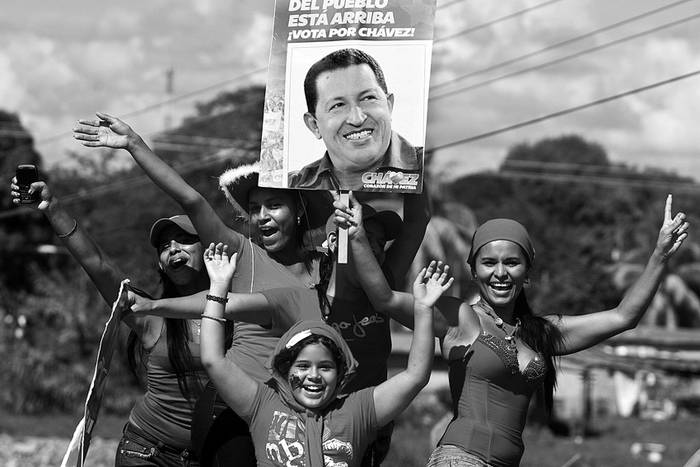 Simpatizantes del presidente de Venezuela y candidato a la reelección, Hugo Chávez, en un acto de campaña en Sabaneta, estado de Barinas.  · Foto:  Miguel Gutiérrez, Efe