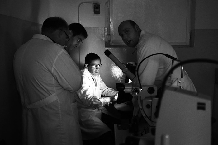 Los doctores Juan Dati, Luis Liguera, Silvio Murillo y Julio Alberti, en uno de los nuevos equipos del Centro Oftalmológico universitario en el Hospital de Clínicas. / Foto: Sandro Pereyra