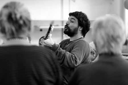 Valentín Abitante, en el pabellón B del hospital Piñeyro del Campo, durante el taller de música que brinda semanalmente. / Foto: Sandro Pereyra Valentín Abitante, en el pabellón B del hospital Piñeyro del Campo, durante el taller de música que brinda semanalmente. / Foto: Sandro Pereyra