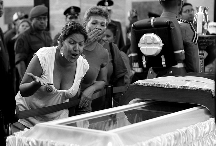 Seguidores de Hugo Chávez visitando anoche la capilla ardiente del presidente venezolano instalada en la Academia Militar de Caracas. · Foto: Efraín González, Prensa Miraflores, Efe