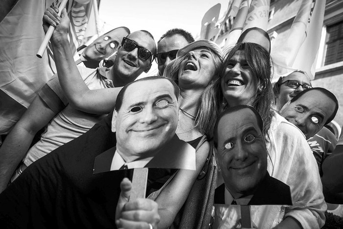 Partidarios de Pueblo de la Libertad, el partido de Silvio Berlusconi, manifiestan en apoyo al ex primer ministro italiano luego de que fuera condenado a prisión, ayer en Roma. / foto: Angelo Carconi, Efe