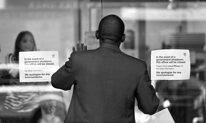 Un hombre se asoma a las oficinas del Servicio de Ingresos Internos de Estados Unidos, que permanecen cerradas, ayer en Nueva York.  · Foto: Justin Lane, Efe