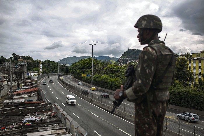 Soldado brasileño en la ruta Línea Amarilla, durante un operativo del Ejército en la favela Ciudad de Dios, el 8 de febrero en Río de Janeiro. / Foto: Mauro Pimentel, AFP