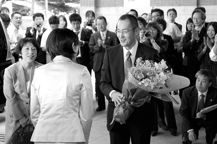 El profesor Shinya Yamanaka, recibe junto a su esposa un ramo de flores como celebración por la obtención del premio Nobel de Medicina, el 8 de octubre, a su llegada a la Universidad de Kyoto.
 · Foto:  Kota Kawasaki, The Yomiuri Shimbun, Afp