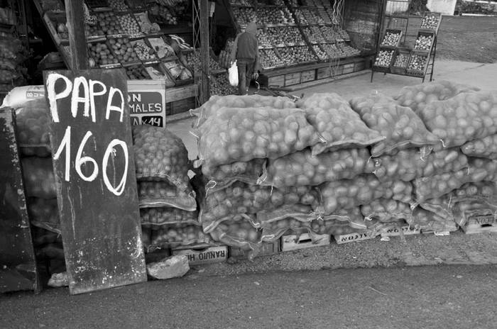 Puesto de ventas de frutas y verduras. (archivo, octubre de 2009) · Foto: Javier Calvelo