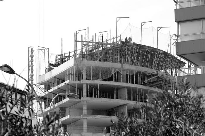 Edificio en construcción en Punta del Este.  (archivo, setiembre de 2010) · Foto: Nicolás Celaya