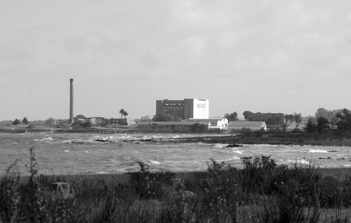 Planta del ex frigorífico Nacional, al oeste de Montevideo, frente a donde se instalará la planta regasificadora.  (archivo, julio de 2012) · Foto: Sandro Pereyra