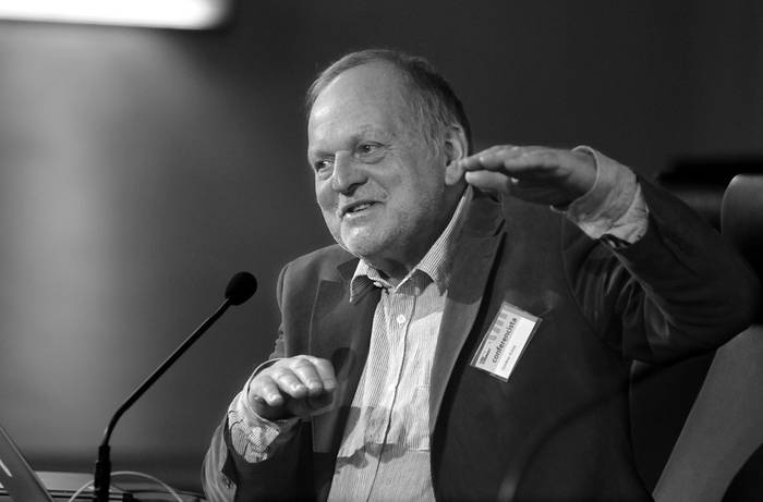 Gunther Kress, durante su conferencia en el aula magna de la Universidad Católica. (archivo, setiembre de 2012 · Foto: Pablo Nogueira