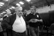 El presidente José Mujica y Ricardo Pérez, de la cooperativa El Águila, ayer, mientras recorrían la curtiembre de Florida.