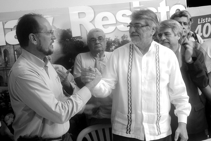 Aníbal Carrillo y Fernando Lugo, en conferencia de prensa en la sede del Frente Guasú en Asunción, durante la noche de las elecciones. (archivo, abril de 2013) · Foto: Pablo Nogueira