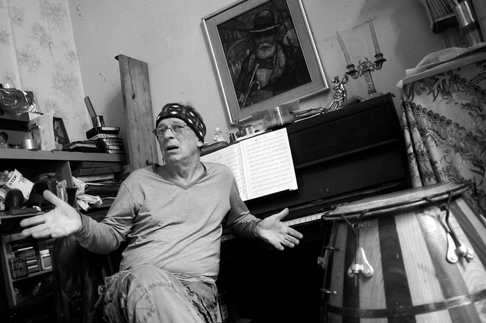 Hugo Fattoruso en su casa durante la entrevista con la diaria. · Foto: Pablo Nogueira Hugo Fattoruso en su casa durante la entrevista con la diaria. · Foto: Pablo Nogueira