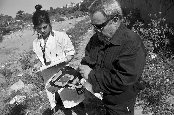 Hugo Gonzalez y Virginia Martineto, ayer mientras realizaban mediciones de cantidad de plomo en el suelo en el Asentamiento Aquiles Lanza.  · Foto: Pablo Nogueira
