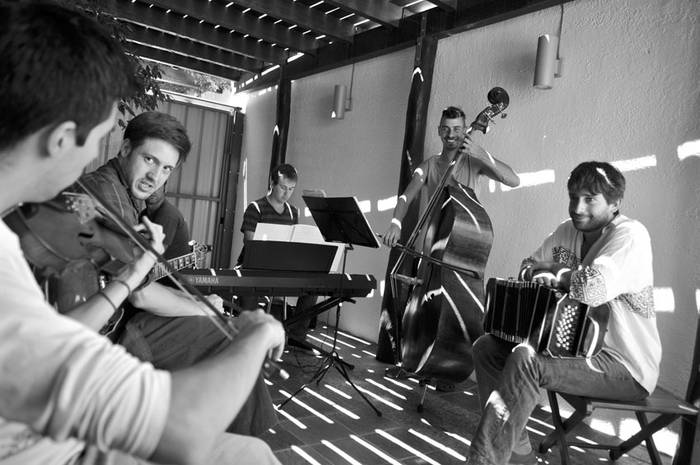 Ensayo del Quinteto Finisterre (Argentina), en la casa de Ana, durante el 8º Encuentro Internacional de Músicos Jazz a la calle en Mercedes, Soriano. · Foto: Javier Calvelo