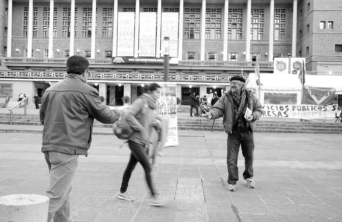 Trabajadores de los entes, ayer, en la explanada de la Intendencia de Montevideo. Foto: Alessandro Maradei