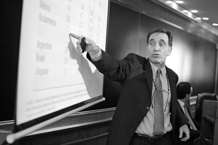 El economista Carlos Végh durante la conferencia en la Universidad de Montevideo. Foto: Juan Manuel Ramos