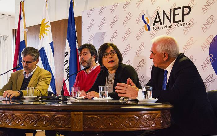 Andres Peri, Antonio Romano, Laura Motta y Carlos Varela en el lanzamiento del censo docente.  · Foto: Alessandro Maradei