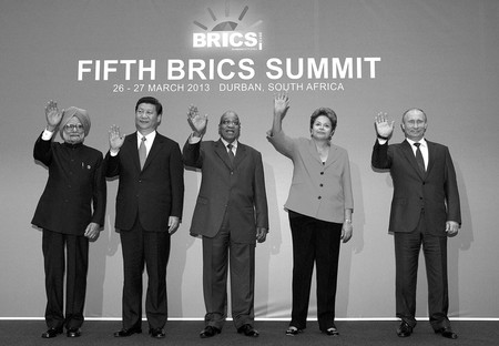 El primer ministro indio, Manmohan Singh; el presidente chino, Xi Jinping; su homólogo sudafricano, Jacob Zuma; la presidenta brasileña, Dilma Rousseff, y su homólogo ruso, Vladímir Putin, posan para los fotógrafos durante su participación en la 5ª Cumbre del grupo BRICS (Brasil, Rusia, India, China y Sudáfrica) en Durban, Sudáfrica. · Foto: Alexey Drugnyn- Ria Novosti Kremlin, pool, Efe El primer ministro indio, Manmohan Singh; el presidente chino, Xi Jinping; su homólogo sudafricano, Jacob Zuma; la presidenta brasileña, Dilma Rousseff, y su homólogo ruso, Vladímir Putin, posan para los fotógrafos durante su participación en la 5ª Cumbre del grupo BRICS (Brasil, Rusia, India, China y Sudáfrica) en Durban, Sudáfrica. · Foto: Alexey Drugnyn- Ria Novosti Kremlin, pool, Efe