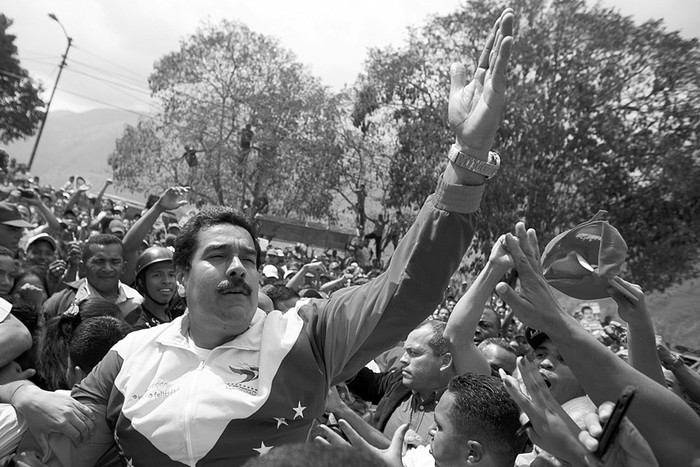 Nicolás Maduro saluda a sus seguidores en Caucagüita,Venezuela, donde participó en la inauguración de un centro médico.  · Foto:  Miguel Gutiérrez, Efe