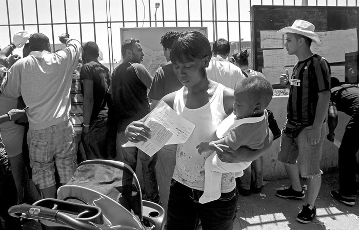 Inmigrantes esperan en las puertas de la Oficina de Inmigración para conseguir los permisos de residencia, el jueves 23 en Atenas, Grecia.
 · Foto:  Alexandros Vlachos, Efe