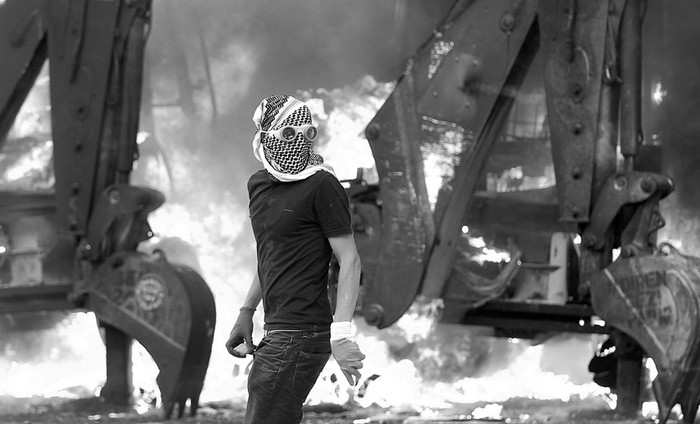 Un manifestante pasa frente a una barricada en llamas durante los enfrentaamientos con la Policía en Estambul.  · Foto: Sedat Suna, Efe