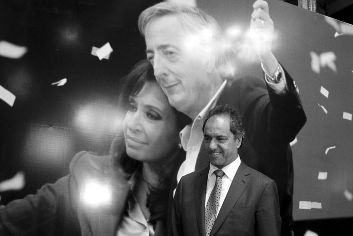 El gobernador de la provincia de Buenos Aires, Daniel Scioli, durante un acto de homenaje al fallecido ex presidente argentino Néstor Kirchner, en el Congreso en Buenos Aires.  · Foto: David Fernández, Efe
