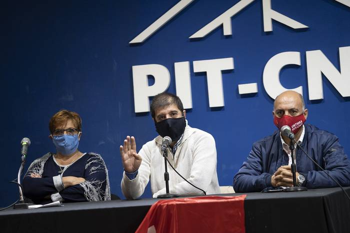 Soraya
Larrosa,
Fernando
Pereira y
Marcelo
Abdala
durante una
conferencia
de prensa 
en la sede
del PIT-CNT en mayo de 2020. · Foto: Mariana Greif